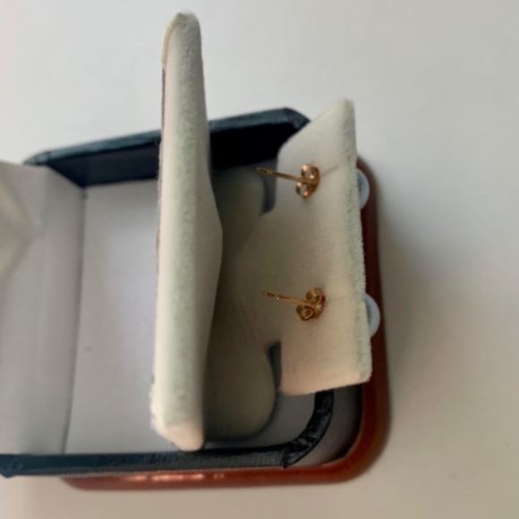 🆕 Pearl Stud Earrings - Picture 4 of 9